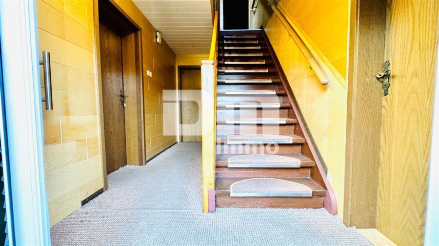 Schöne Doppelhaushälfte mit Nebengebäude, Garage und angelegtem Gartenbereich - EG Flur / Diele / Treppenaufgang